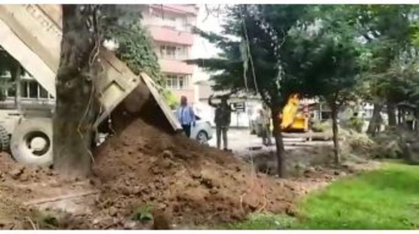 D&uuml;zce Belediyesi Parklarda &Ccedil;alışma Yapıyor