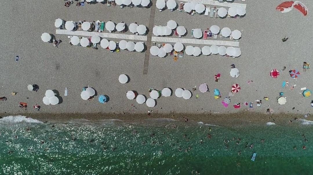 Meteoroloji Uyardı Antalyalılar Sahillere Akın Etti