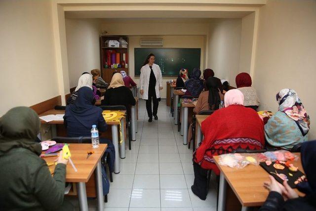 Kadınlara Çocuk Bakımı Kursu