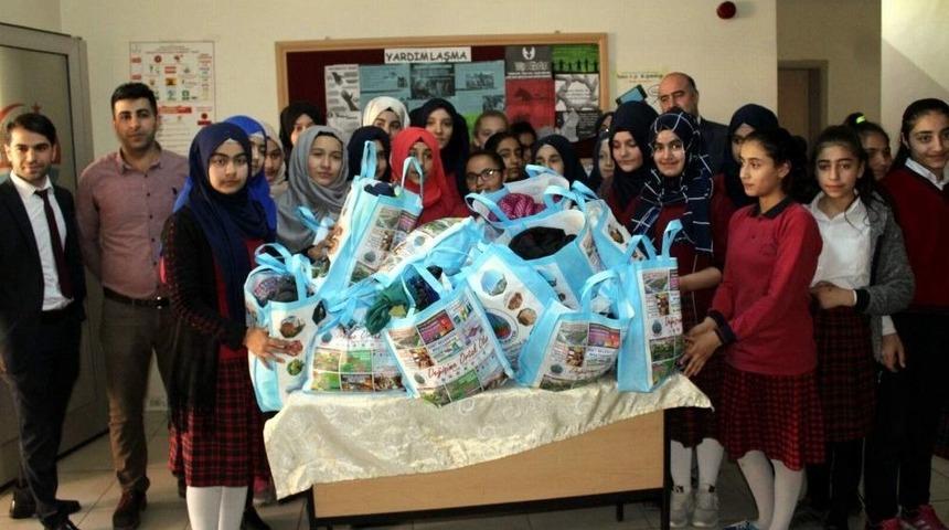 İhtiya&ccedil;ları Olduğu Halde Elbiselerini Bağışladılar