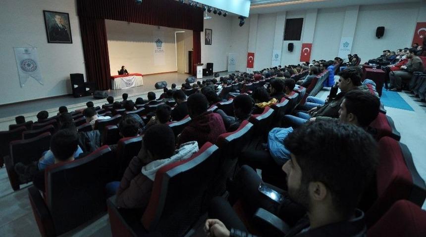 Senarist Nevin Şahin Ne&uuml;&rsquo;de &Ouml;ğrencilerle Buluştu