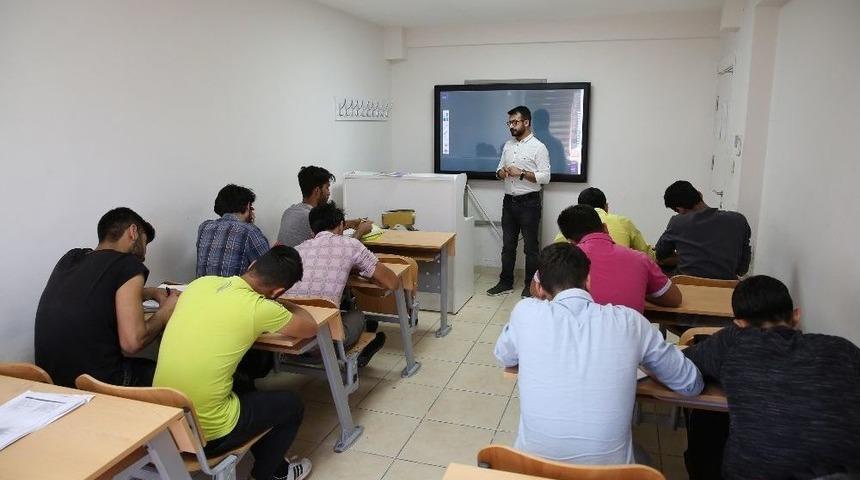 Gen&ccedil;ler Geleceğe Haliliye Belediyesi İle Hazırlanıyorlar