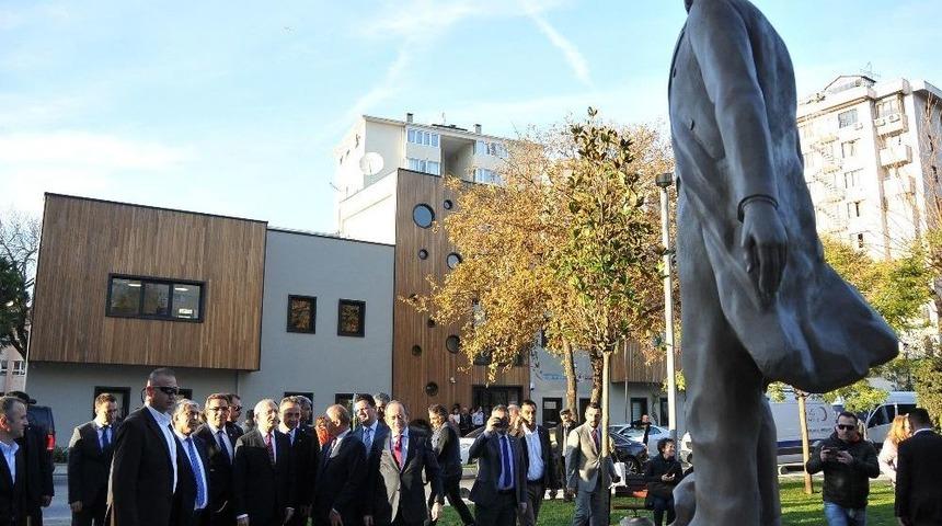 Namık Kemal Heykeli Kadık&ouml;y&rsquo;de