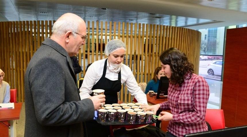 Rekt&ouml;r Savaş&rsquo;tan Final Arifesindeki &Ouml;ğrencilere Sıcak İkram