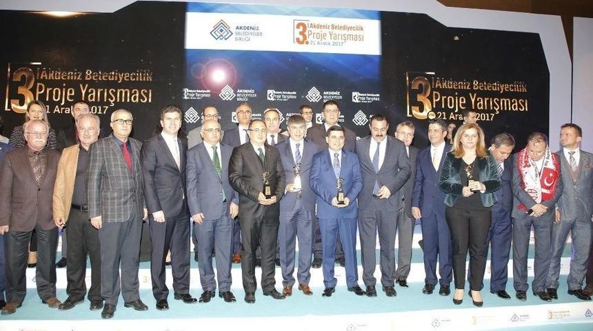 Akdeniz Belediyeler Birliği&rsquo;nden D&ouml;şemealtı Belediyesi&rsquo;ne 3 &Ouml;d&uuml;l