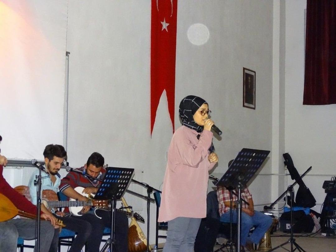 &Uuml;niversite &Ouml;ğrencilerinden T&uuml;rk&uuml; Gecesi Ve Şiir Dinletisi