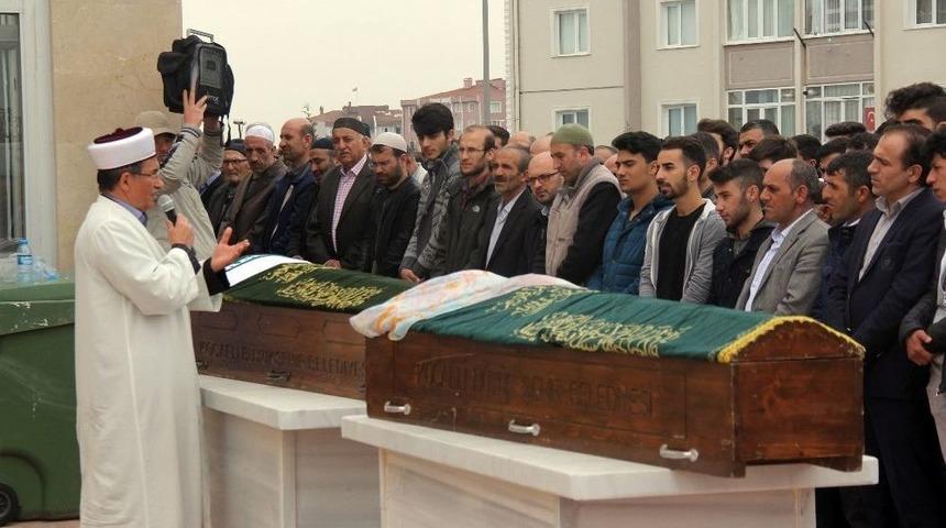 İstanbul&rsquo;daki Feci Kazada &Ouml;len Anne Ve Oğlu Kocaeli&rsquo;de Toprağa Verildi