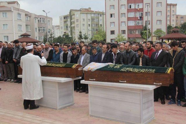 İstanbul’daki Feci Kazada Ölen Anne Ve Oğlu Kocaeli’de Toprağa Verildi