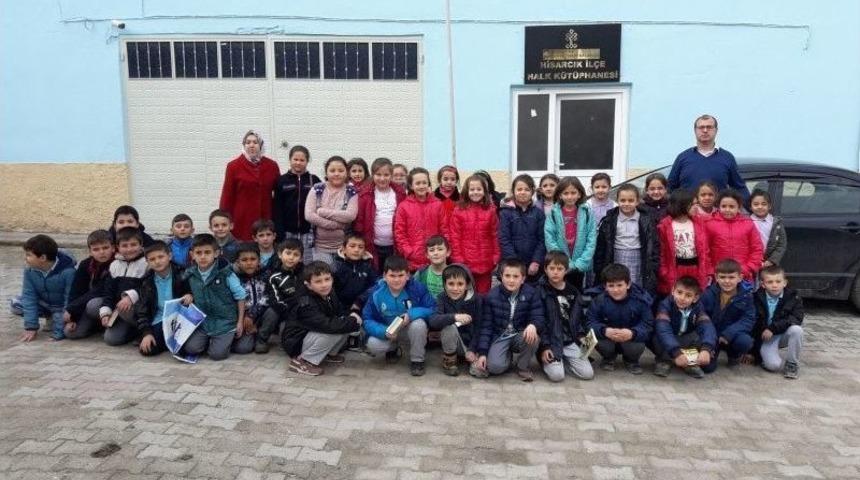 İlkokul &Ouml;ğrencilerinin K&uuml;t&uuml;phane Ziyareti