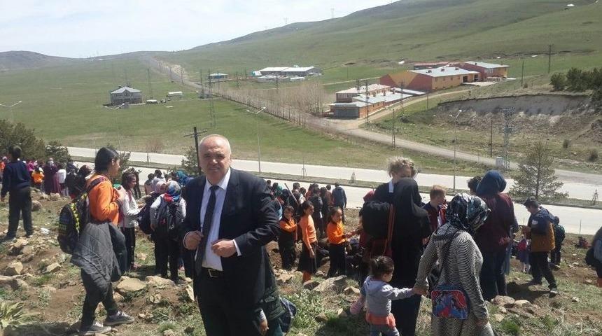 Lise &Ouml;ğrencileri Ağa&ccedil; Dikti