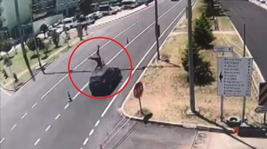 Otomobilin Uzman &Ccedil;avuşa &Ccedil;arptığı Kaza Kamerada