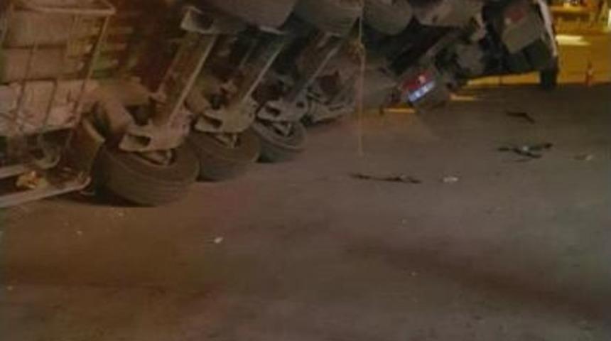 Tırın Dorsesi Yan Yattı, Malzemeler Yola Savruldu