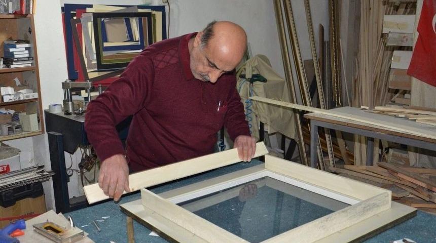 38 Yıldır Resimlere &Ccedil;er&ccedil;eve Yaparak Ge&ccedil;imini Sağlıyor