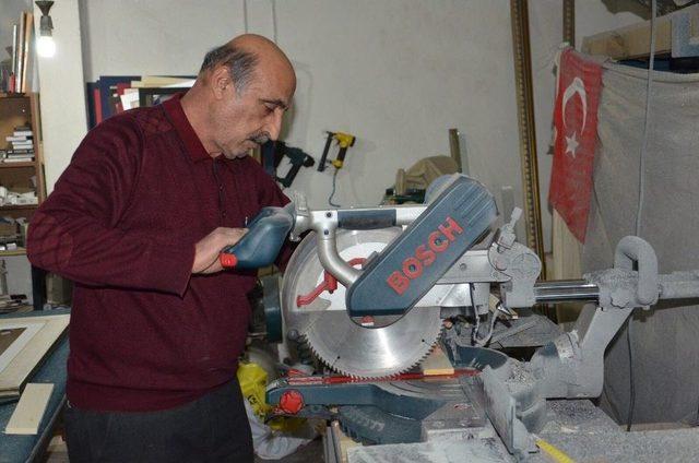 38 Yıldır Resimlere Çerçeve Yaparak Geçimini Sağlıyor