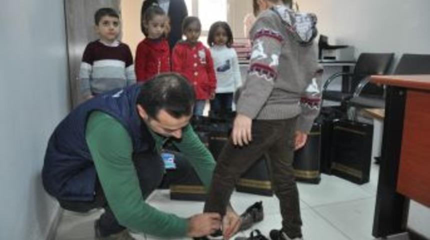 &Ouml;ğrencilere Kışlık Ayakkabı