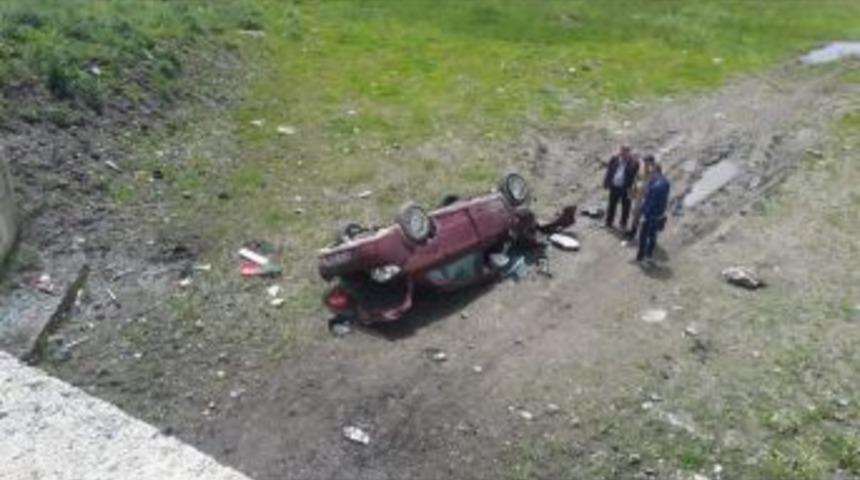 G&ouml;le&rsquo;de Otomobil Şarampole Devrildi: 1 &Ouml;l&uuml;, 2 Yaralı