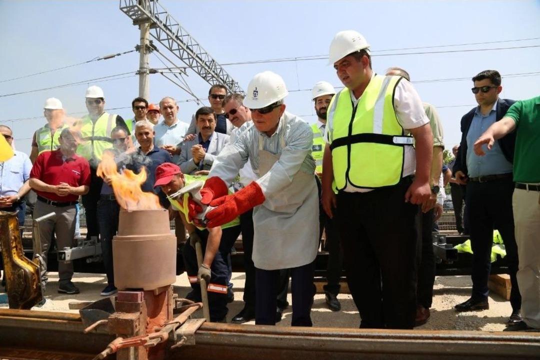 Ak&ccedil;aray Tramvay Hattının 2. Etabında İlk Raylar D&ouml;şendi