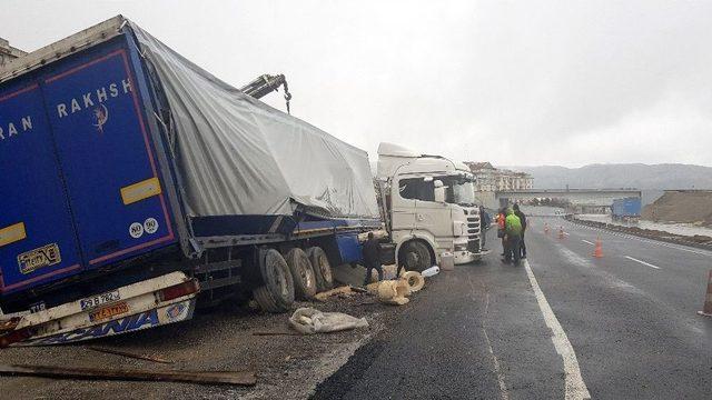 İran Uyruklu Tır Sürücüsü Karşı Yola Geçti: 1 Yaralı