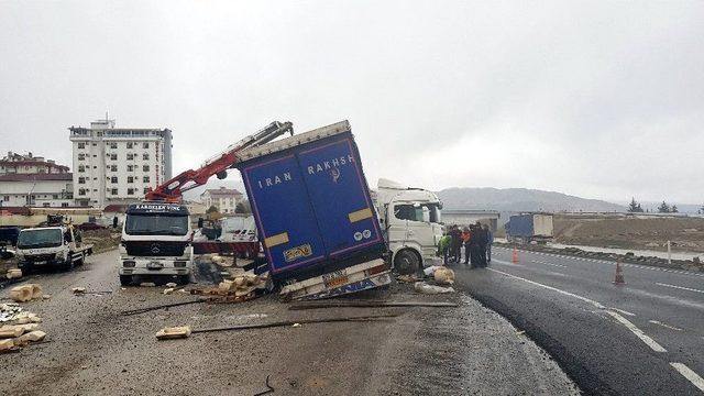 İran Uyruklu Tır Sürücüsü Karşı Yola Geçti: 1 Yaralı