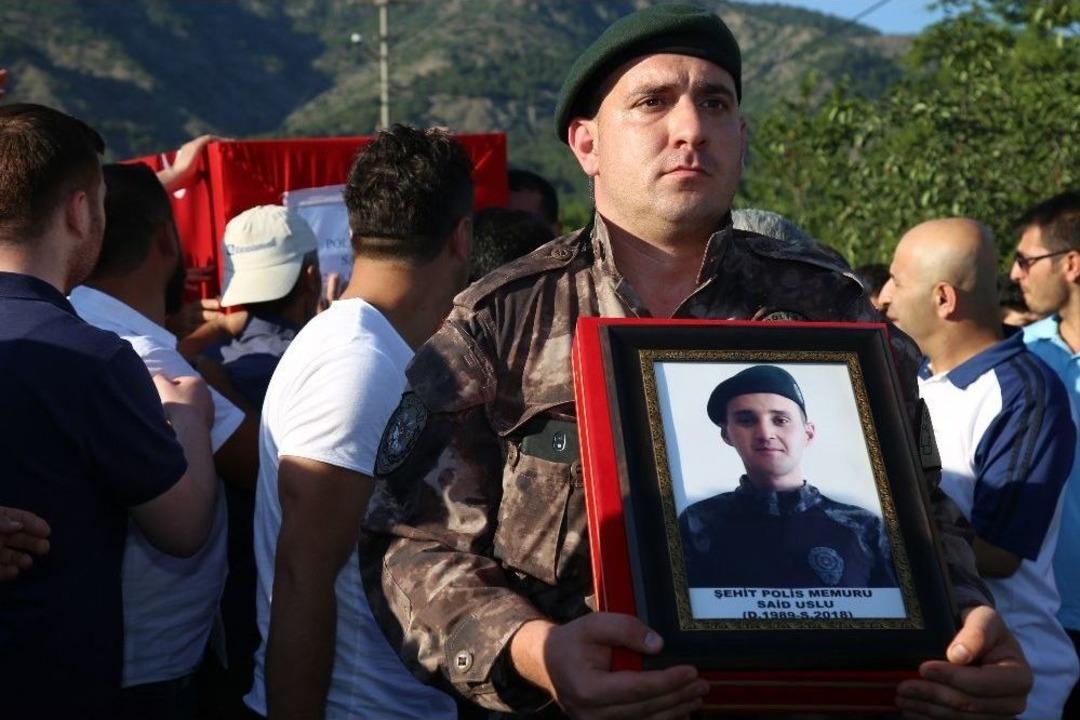 Şehit Uslu&rsquo;nun Cenazesi, Dedesinin Yaptırdığı Caminin Bah&ccedil;esine Defnedildi