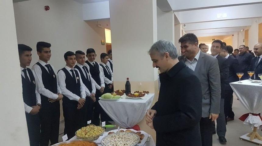 &Ouml;ğrencilerin Yemekleri Protokolden Tam Not Aldı