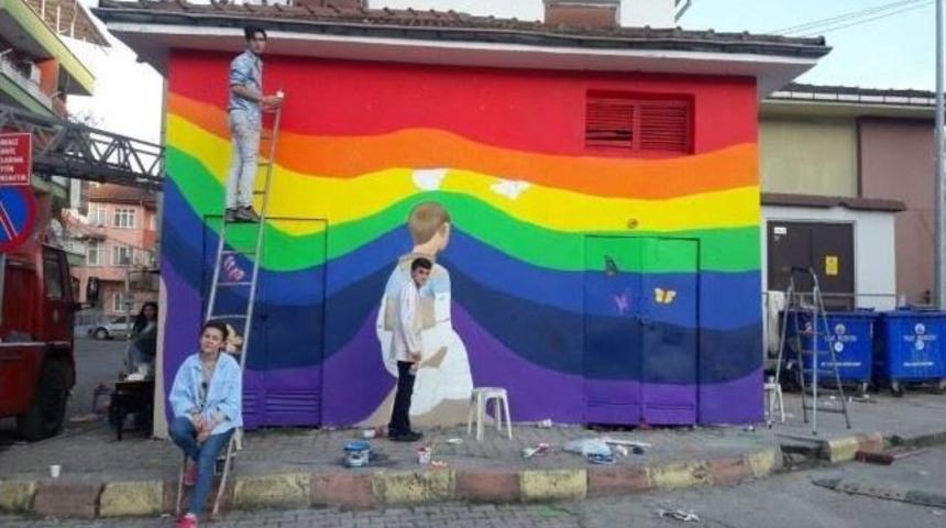 G&uuml;l&uuml;&ccedil; Renkleniyor