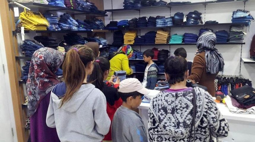 Gurbet&ccedil;iler &Ccedil;ocuklara Kıyafet Yardımında Bulundu