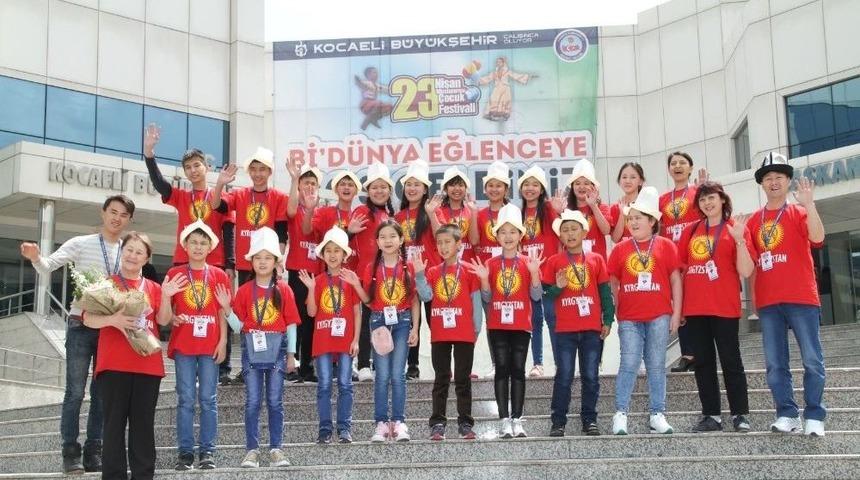 23 Nisan Festivali&rsquo;ne Gelen Kırgizistanlı &Ccedil;ocuklar &Ccedil;i&ccedil;eklerle Karşılandı