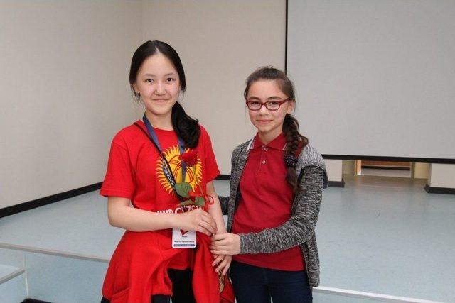 23 Nisan Festivali’ne Gelen Kırgizistanlı Çocuklar Çiçeklerle Karşılandı