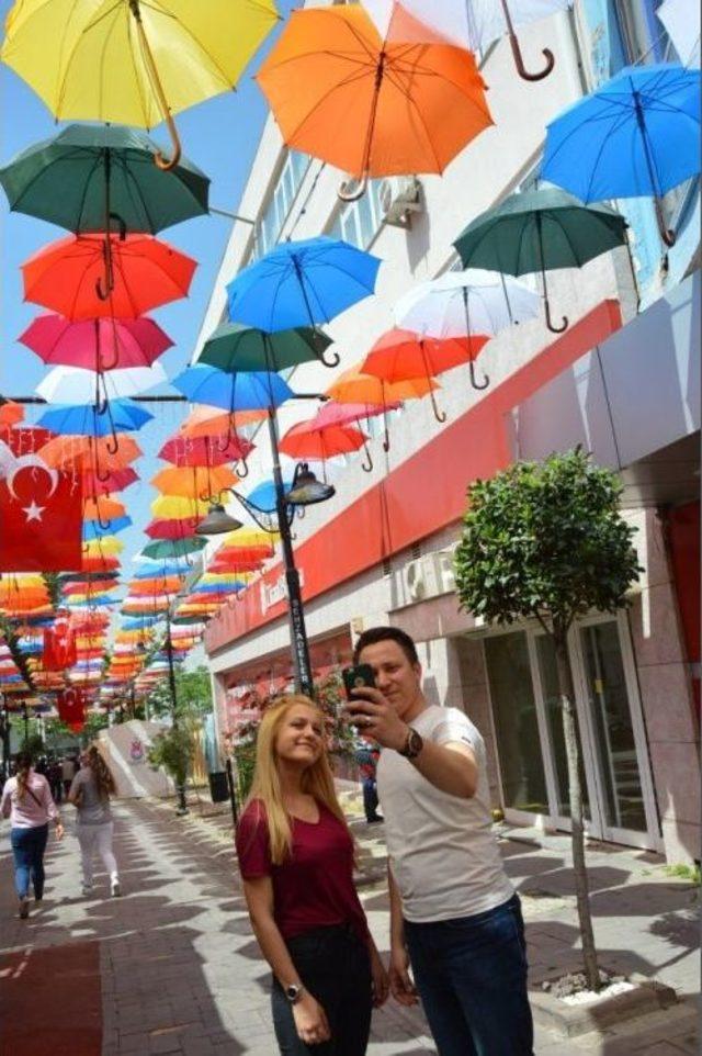 Manisa’da Şemsiyeli Sokak Yenilendi