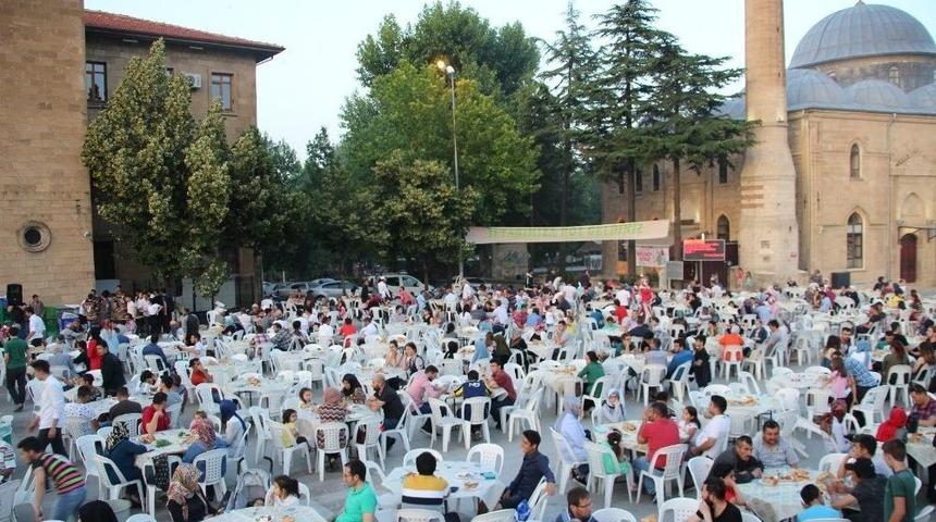 32 Gen&ccedil;lik&rsquo;ten Birlik Ve Beraberlik İftarı