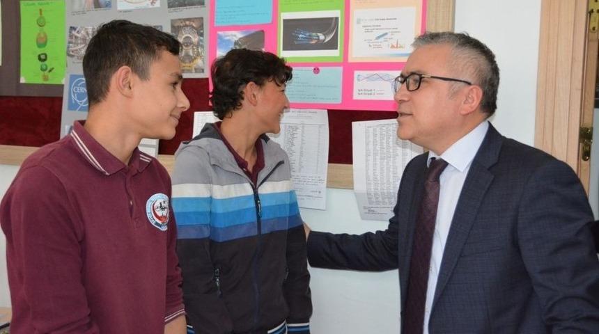 Niğde Valisi &Ouml;ğrencilerle Masa Tenisi Oynadı