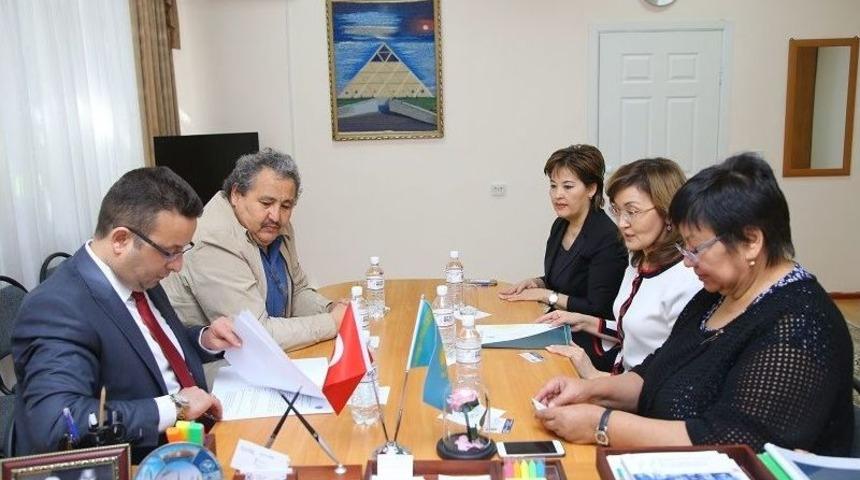 A&uuml; İle Kazak &Uuml;niversiteleri Arasında G&uuml;&ccedil; Birliği