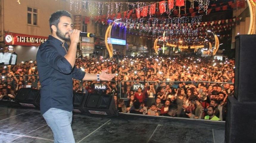 Sanat&ccedil;ı Yusuf G&uuml;ney Hakkari&rsquo;de Konser Verdi