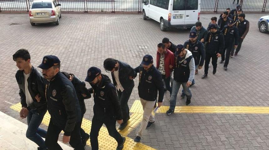 Vatandaşların Banka Hesaplarını Boşaltan 17 Kişi Yakalandı