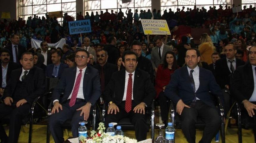 Kayapınar&rsquo;da 6 Bin 417 &Ouml;ğrenciye Spor Malzemesi Dağıtıldı