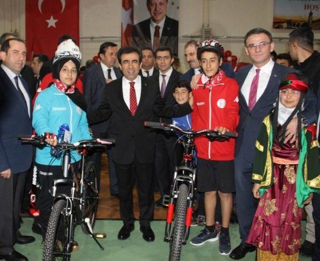 Kayapınar’da 6 Bin 417 Öğrenciye Spor Malzemesi Dağıtıldı