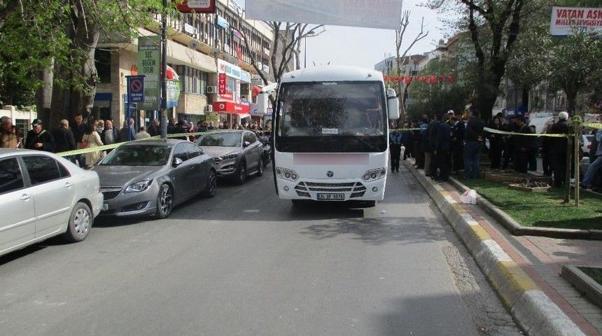 &Uuml;sk&uuml;dar&rsquo;da Yaşlı Kadın Servis Midib&uuml;s&uuml;n&uuml;n Altında Kaldı