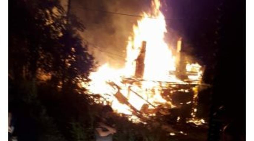 Kastamonu&rsquo;da İki Katlı Ahşap Bina Yangında K&uuml;le D&ouml;nd&uuml;