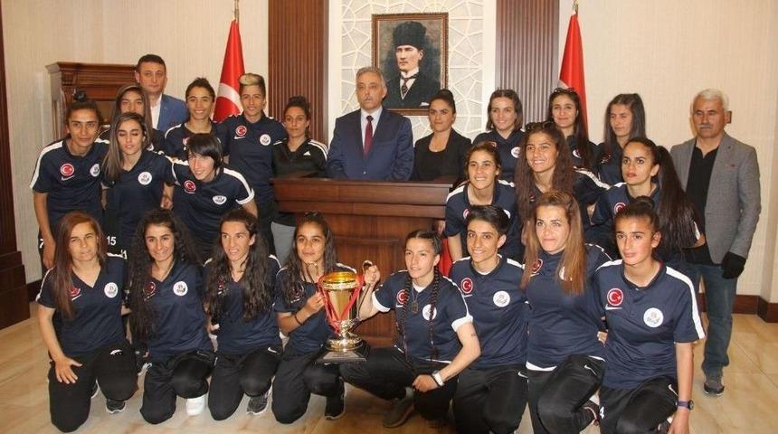 Kadın Futbolculardan Vali Toprak&rsquo;a Ziyaret