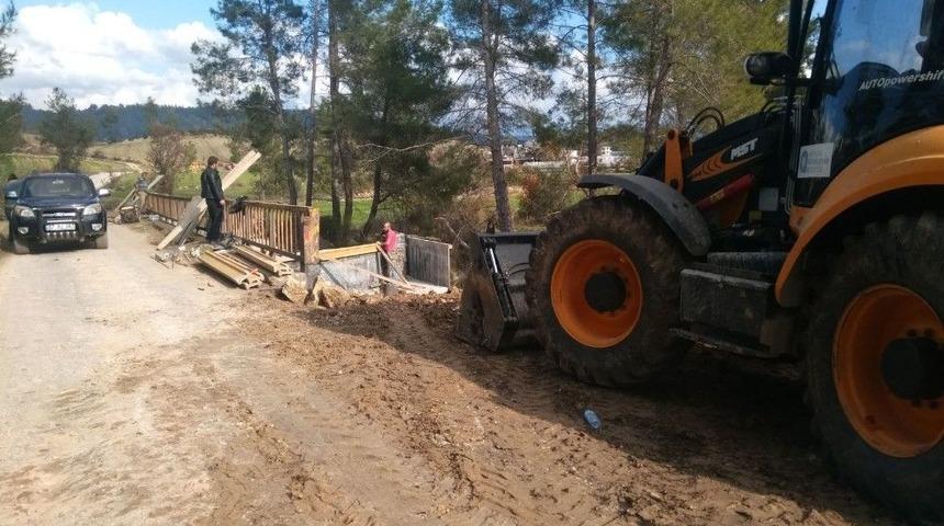 Manavgat&rsquo;ta &lsquo;&ccedil;ardak K&ouml;pr&uuml;&rsquo; Yolu Genişletiliyor