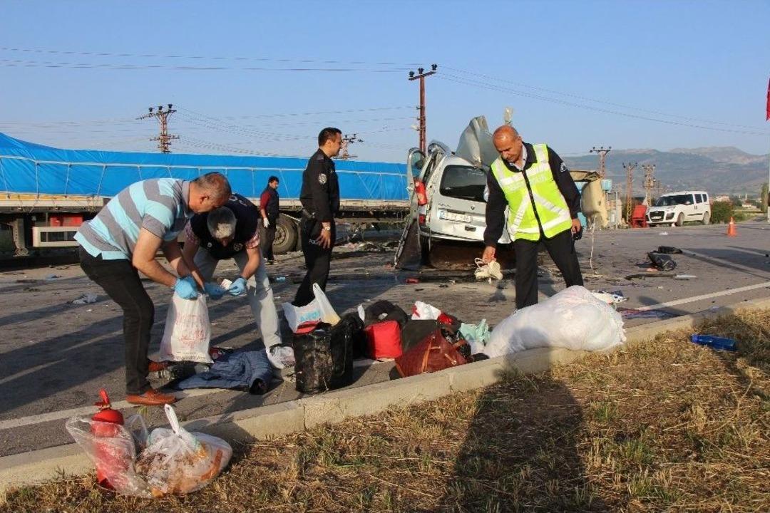 Amasya&rsquo;da Feci Kaza: Aynı Aileden 3 &Ouml;l&uuml;, 6 Yaralı