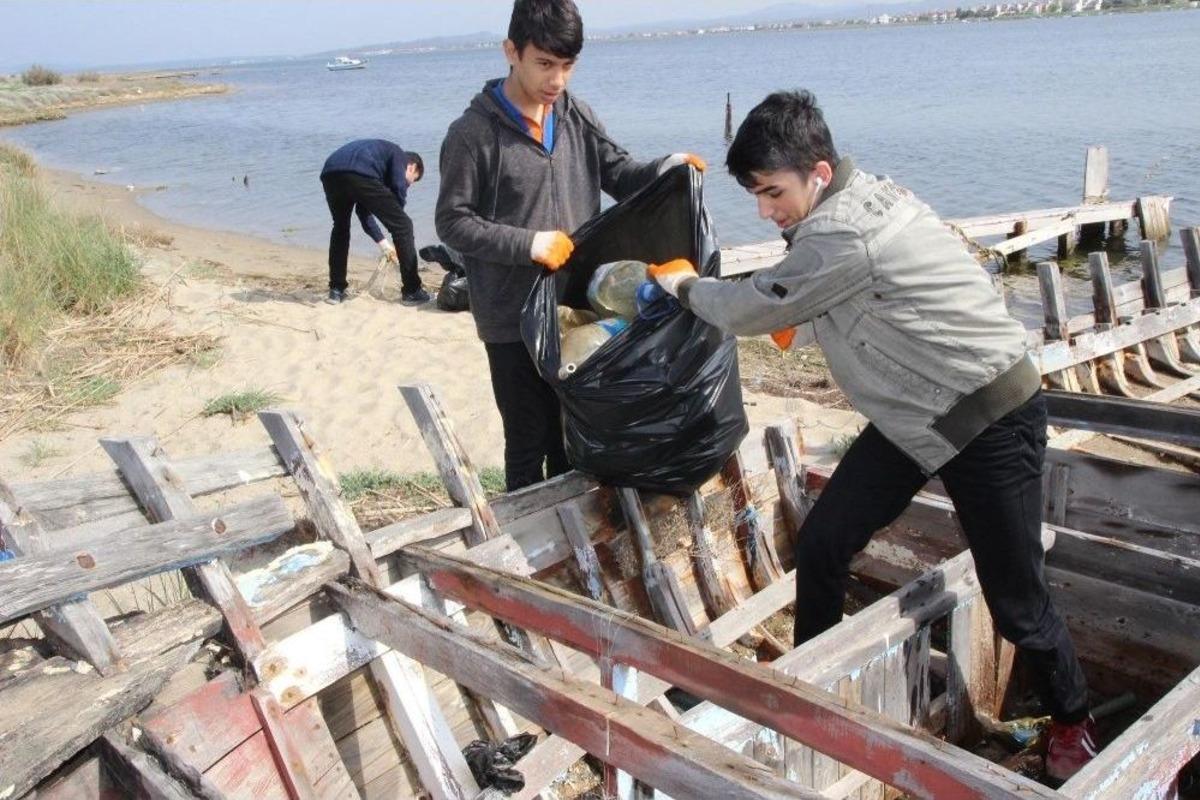 Altınova Kum Adası&rsquo;nı Temizleyen &Ouml;ğrencilerden Anlamlı Mesaj