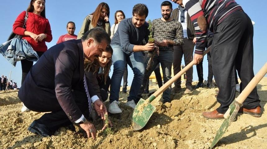 Başkan Tuna &Ouml;ğrencilerle Fidan Dikti