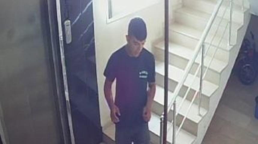 Kapıyı Kırıp Kumbarayı &Ccedil;aldı