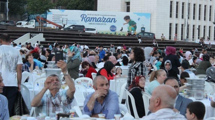 Surp Pırgi&ccedil; Ermeni Vakfı Hastanesinden Binlerce Vatandaşa İftar