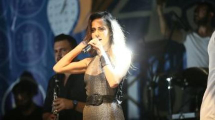 &Uuml;nl&uuml; Şarkıcı Derya Uluğ Ceylan Karavil Park Avm&rsquo;de Hayranları İle Buluşuyor