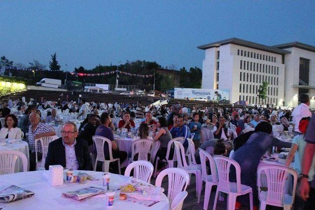 Surp Pırgiç Ermeni Vakfı Hastanesinden Binlerce Vatandaşa İftar