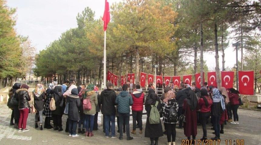 &Uuml;niversite &Ouml;ğrencileri Şehit &Ouml;mer Halisdemir&rsquo;in Kabrini Ziyaret Etti