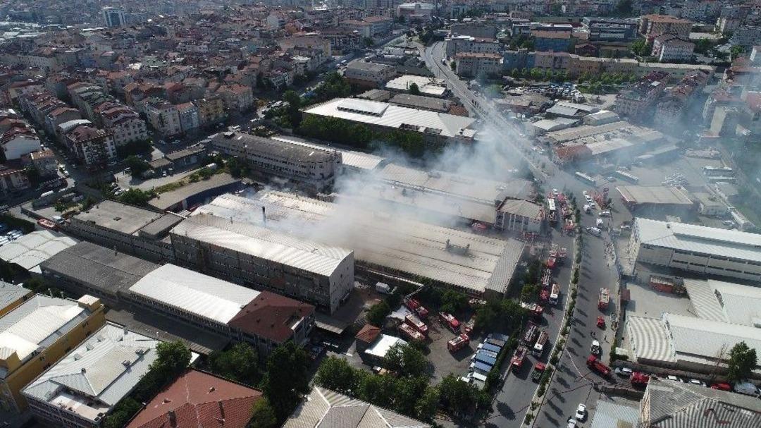 Gaziosmanpaşa&rsquo;da &Ccedil;ıkan Fabrika Yangını Havadan G&ouml;r&uuml;nt&uuml;lendi